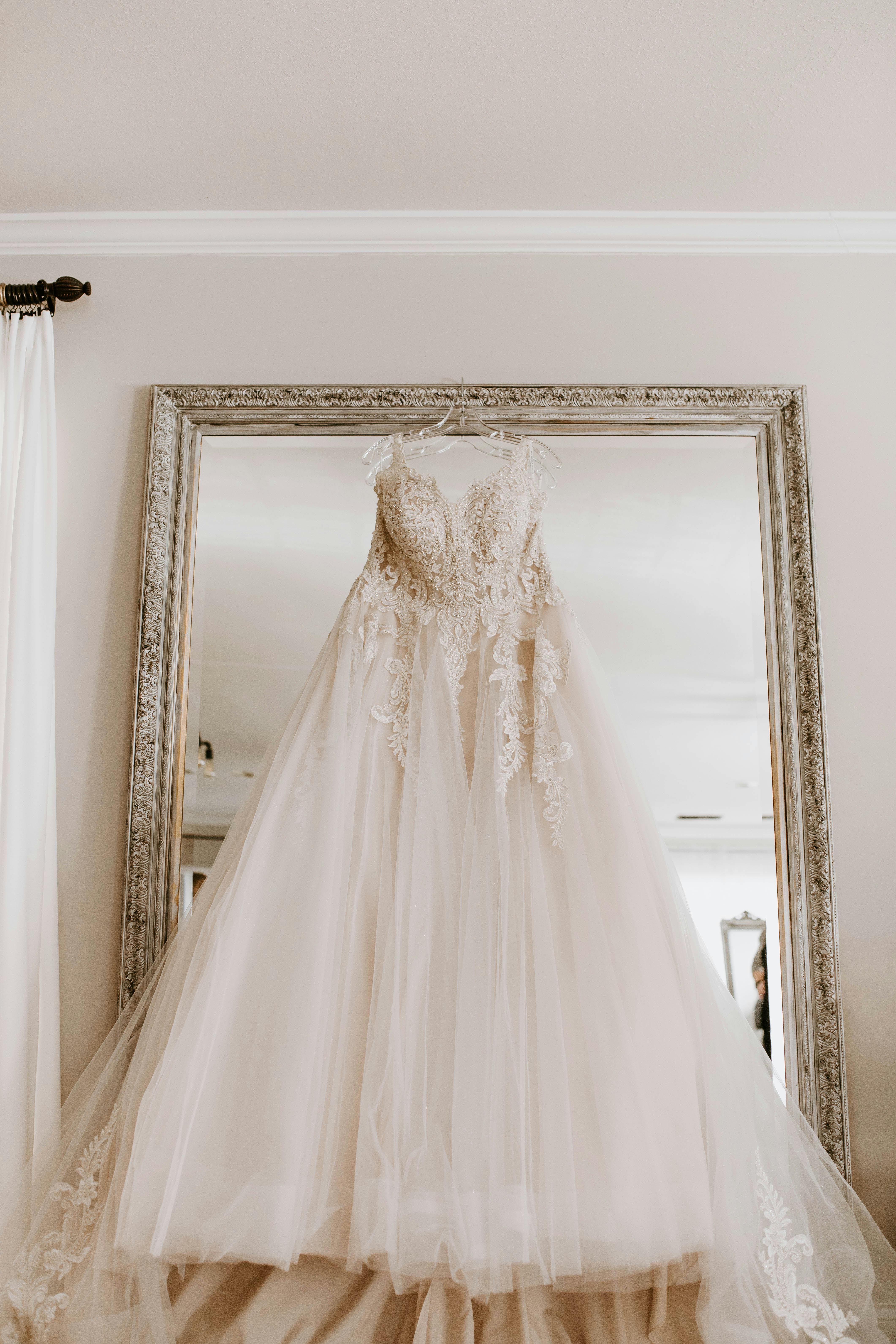 The Ultimate Guide to Choosing the Perfect Wedding Dress Neckline ...